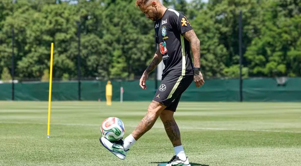 Neymar brinca com a bola em treino da Seleção - Foto: Rafael Ribeiro / CBF