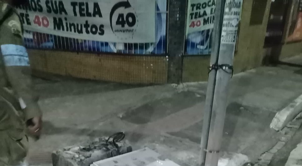 Vandalismo deixa semáforo sem funcionar e rua bloqueada em Aracaju