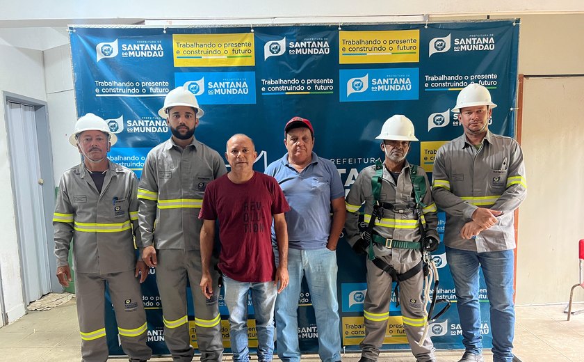 Prefeitura de Santana do Mundaú entrega fardamentos, ferramentas e EPIs para eletricistas