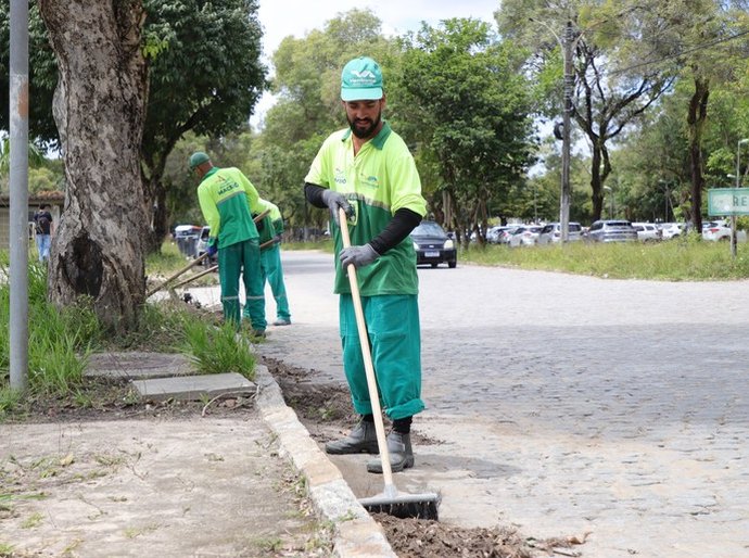Campus da Ufal recebe mutirão de limpeza em parceria com a Prefeitura de Maceió