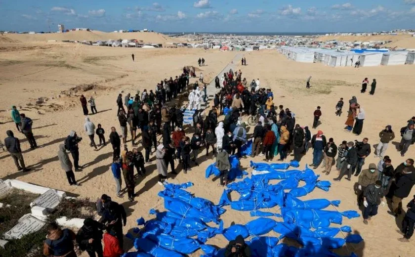 Palestinos morrem afogados ao tentar alcançar ajuda humanitária enviada de paraquedas que caiu no Mediterrâneo