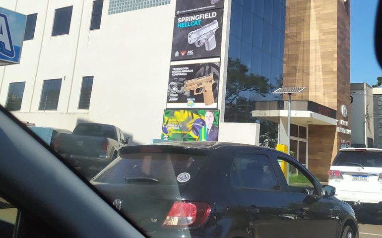 Muro de igreja vira outdoor para propaganda ilegal de armas e de Bolsonaro