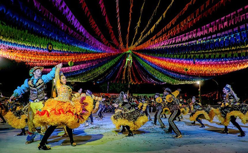 Em Olinda, quadrilha de bonecos gigantes festeja os santos juninos