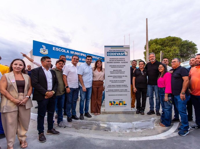 Ao lado de Arthur Lira, prefeita Ziane Costa entrega títulos de terra, pavimentação e sistemas de irrigação em Delmiro