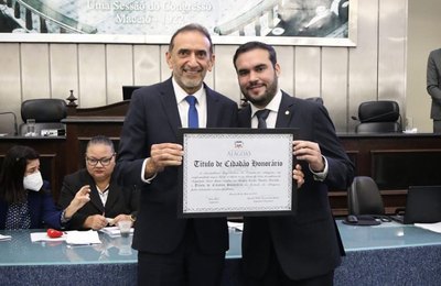 Professor Carlos Guedes recebe título de Cidadão Honorário de Alagoas, durante sessão da ALE