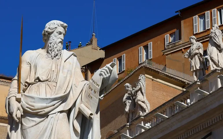 Multidão aguarda anúncio do novo papa