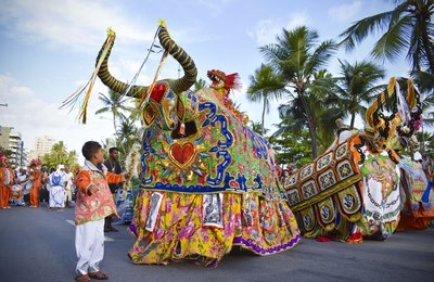 Natal dos Folguedos reuniu artistas em cortejo pela orla
