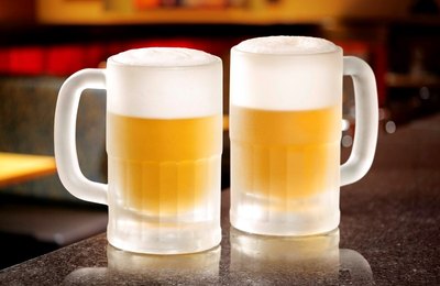 Outback presenteia clientes com rodada de chopp para celebrar a Semana do Amigo