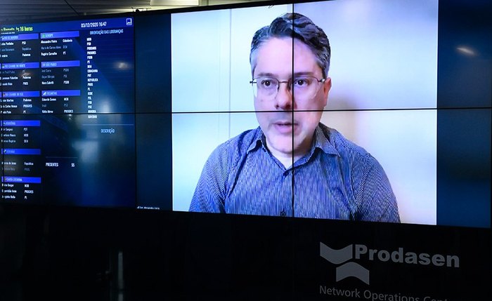 Alessandro Vieira, autor do texto, diz ser preciso mais segurança na rede, respeitando a autonomia e desenvolvimento do indivíduo
