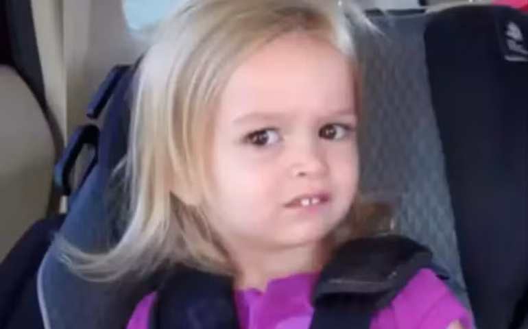 'Chloe olhando de lado': famosa pelo meme, jovem reaparece 13 anos depois e fala sobre fama e futuro