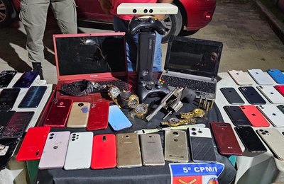 Homem é preso com 65 celulares, arma de fogo e eletrônicos na Feirinha do Tabuleiro