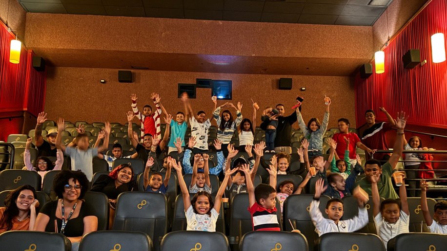 Mês das Crianças é celebrado com a ida da garotada para o cinema e o circo