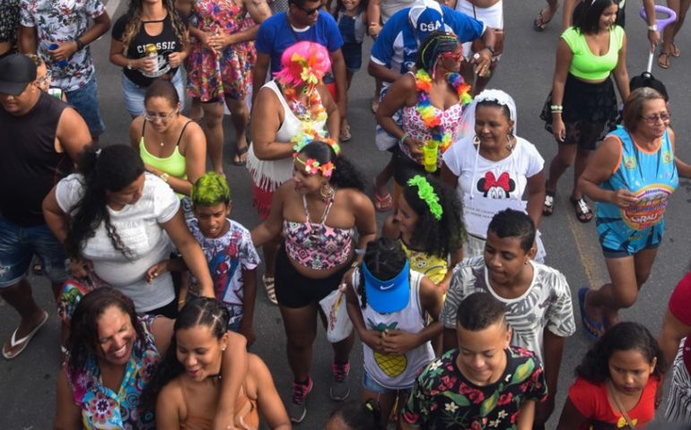 Mesmo com restrições, foliões improvisam e saem às ruas em São Paulo