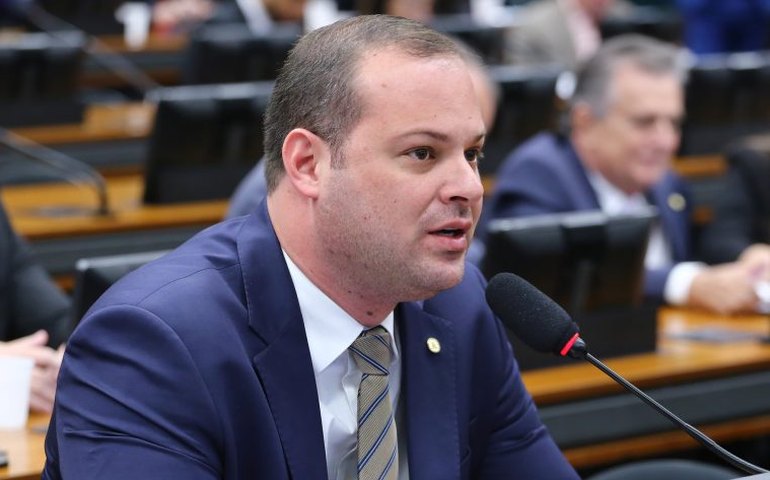 Comissão aprova projeto que facilita transferência de veículos listados em inventários