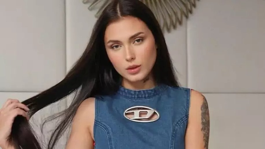 Fernanda Campos expõe curtida do pai de Neymar em vídeo sensual na web