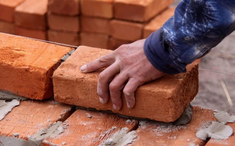 E+Profissional: Equatorial Alagoas oferta cursos profissionalizantes gratuitos de Almoxarife e Pedreiro de Alvenaria