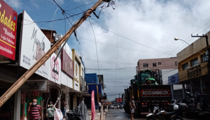 Carreta derruba parte de fiação elétrica no centro de Aracaju