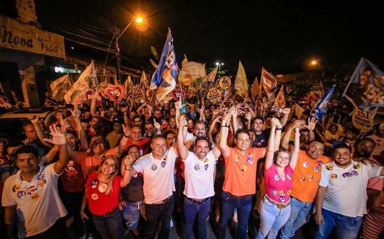 Paulo faz caminhada com moradores de Fernão Velho