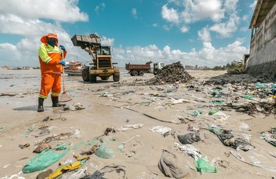 Prefeitura de Maceió amplia limpeza da orla antes e depois da virada