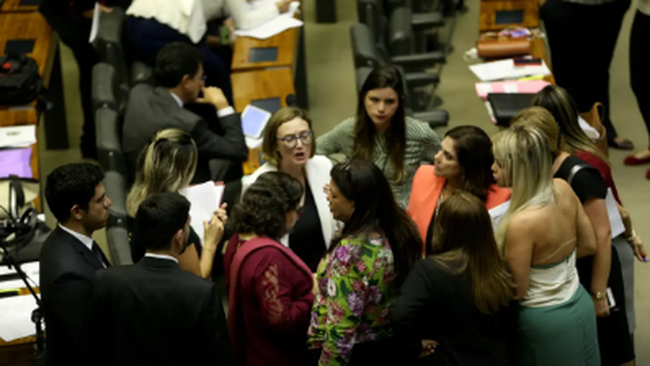 Mudança no Código Eleitoral reduz participação feminina, diz Oxfam