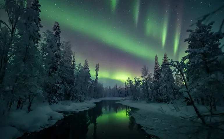 Passageiro registra espetáculo de auroras boreais durante voo; veja imagem e onde
