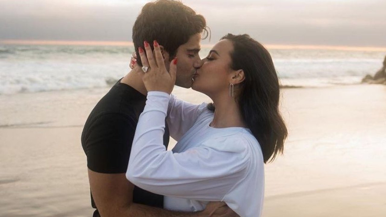 Demi Lovato e Max Ehrich anunciam que estão noivos