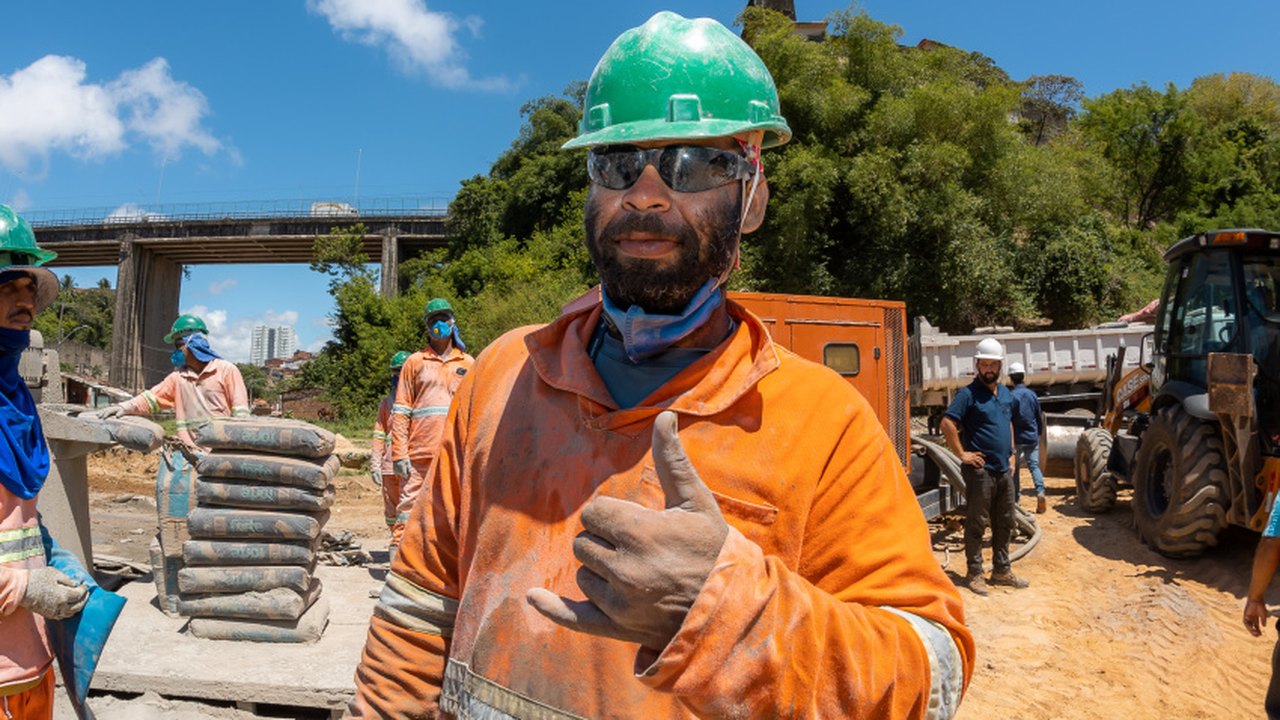 Maceioenses trabalham em obras do Renasce Salgadinho e participam de mudanças na capital