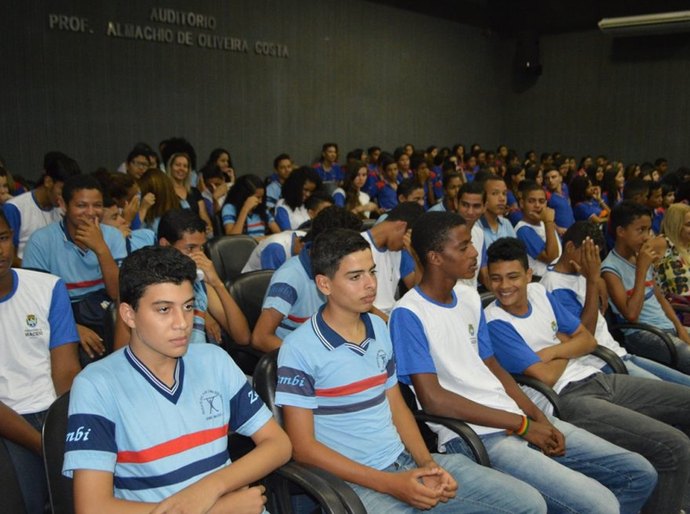 Estudantes participam de palestra na Esmal sobre voto e eleição