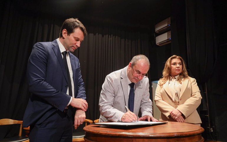 Prefeito Luciano Barbosa anuncia pavimentação de ruas no bairro Deputado Nezinho e Mangabeiras