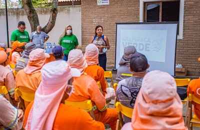 Arapiraca promove capacitação ao ar livre sobre poda para garis e margaridas