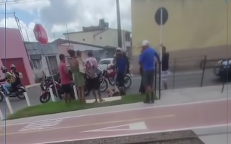 Homem tenta roubar moto fingindo estar armado e é imobilizado por populares em Arapiraca