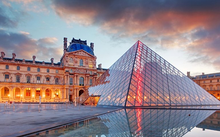 'Detetive' estiloso que viralizou em roubo do Louvre tem só 15 anos e é fã de Poirot: 'Gosto de ser elegante'