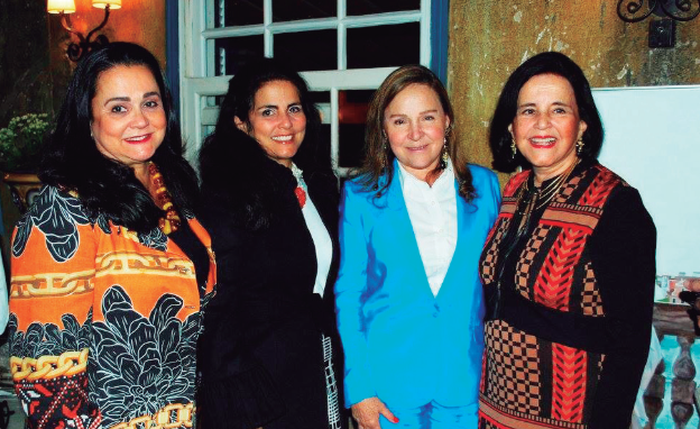 Solange Queiroz (D) em foto com as filhas Lourdinha (E) e Thereza em 2017