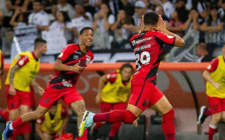 Athletico-PR vence Atlético-MG em noite com brilho de Vitor Roque e virada no fim