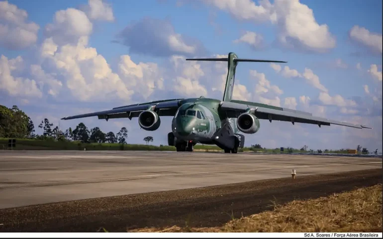 Avião com 11 toneladas de ajuda para vítimas da guerra decola no RJ