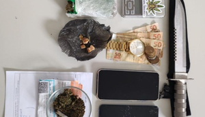 facas, dinheiro e drogas / Foto: Reprodução: Foto SSP