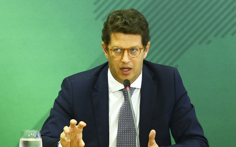 Em atas do Conselho Nacional da Amazônia, Salles diz que destruição da floresta é “balela”