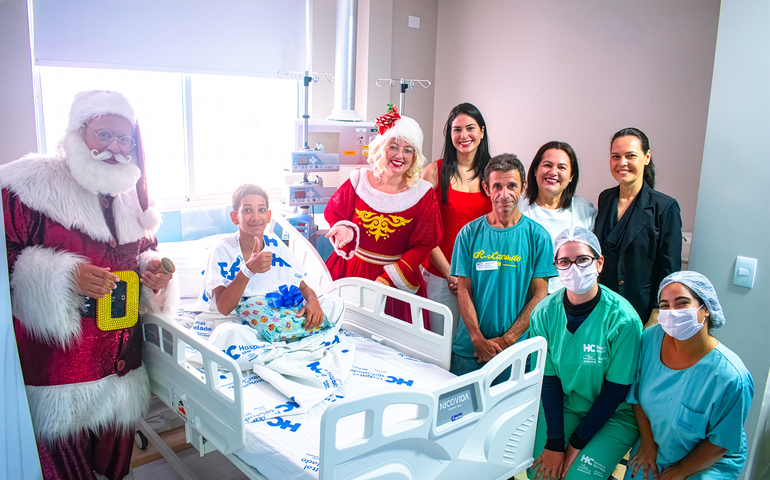Papai e Mamãe Noel entregam presentes para crianças internadas no Hospital da Cidade