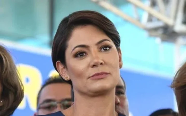 Michelle Bolsonaro reage a ataques de Allan dos Santos e diz agir com aval do ex-presidente