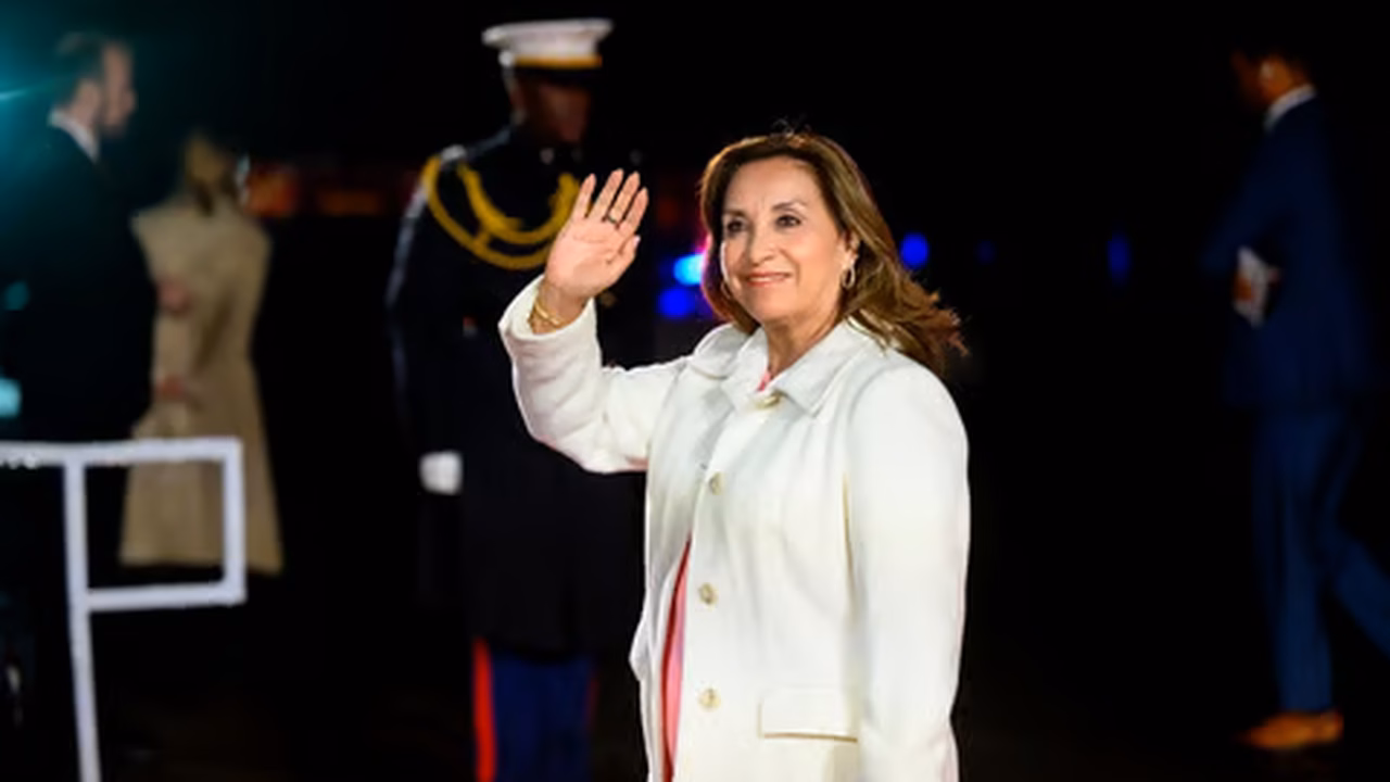 Presidente do Peru é acusada de se afastar do cargo sem avisar para realizar procedimentos estéticos