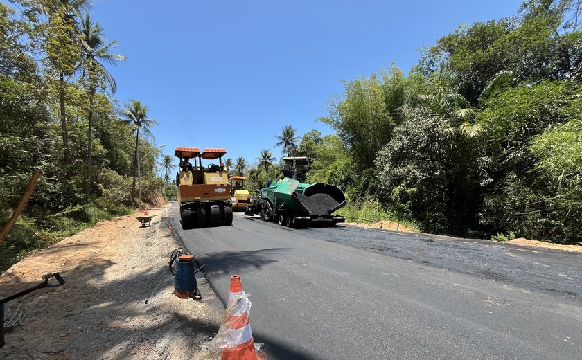 Obras avançam na grota do Andraújo com mais uma etapa de pavimentação