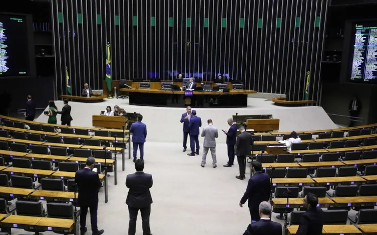 Câmara aprova recondução da conselheira Daiane Nogueira de Lira para o CNJ; acompanhe