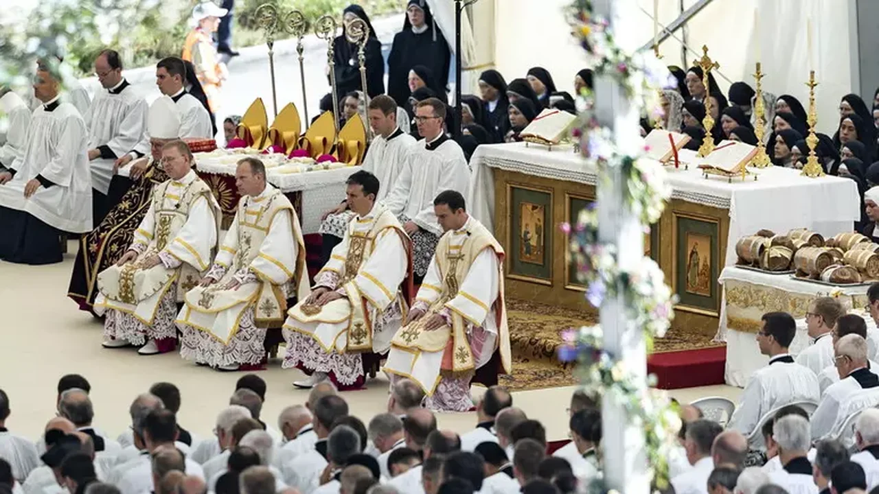 Vaticano estabelece regras para reintegração de padres e leigos tradicionalistas