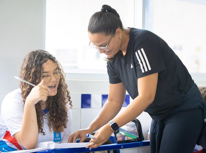 Alagoas combate abandono escolar com nova regulamentação para o Programa Professor Mentor