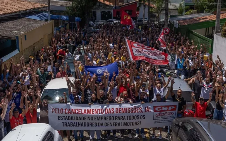 Metalúrgicos da GM aprovam greve após demissões