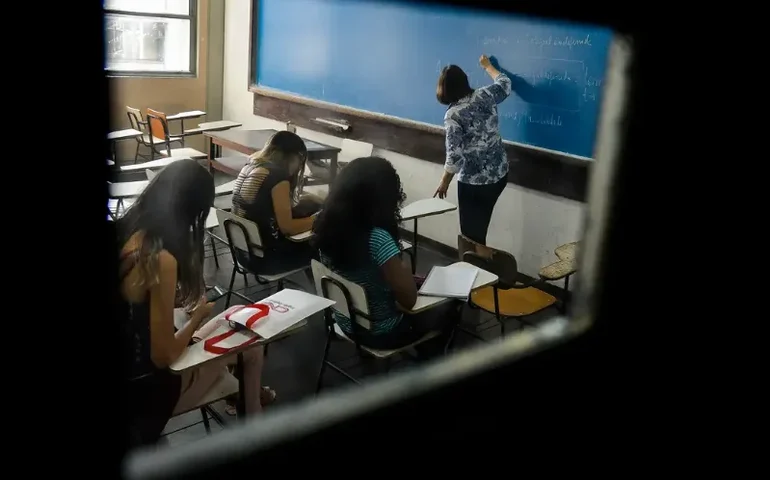 Como está o cenário atual da evasão escolar no Brasil?