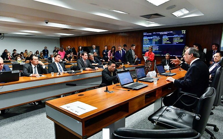 Ministro pode ser chamado a falar sobre contratação de funcionários na Câmara