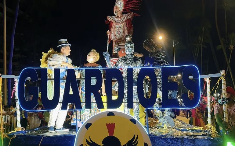 Carnaval na orla reúne multidão e exalta escolas de samba em Maceió