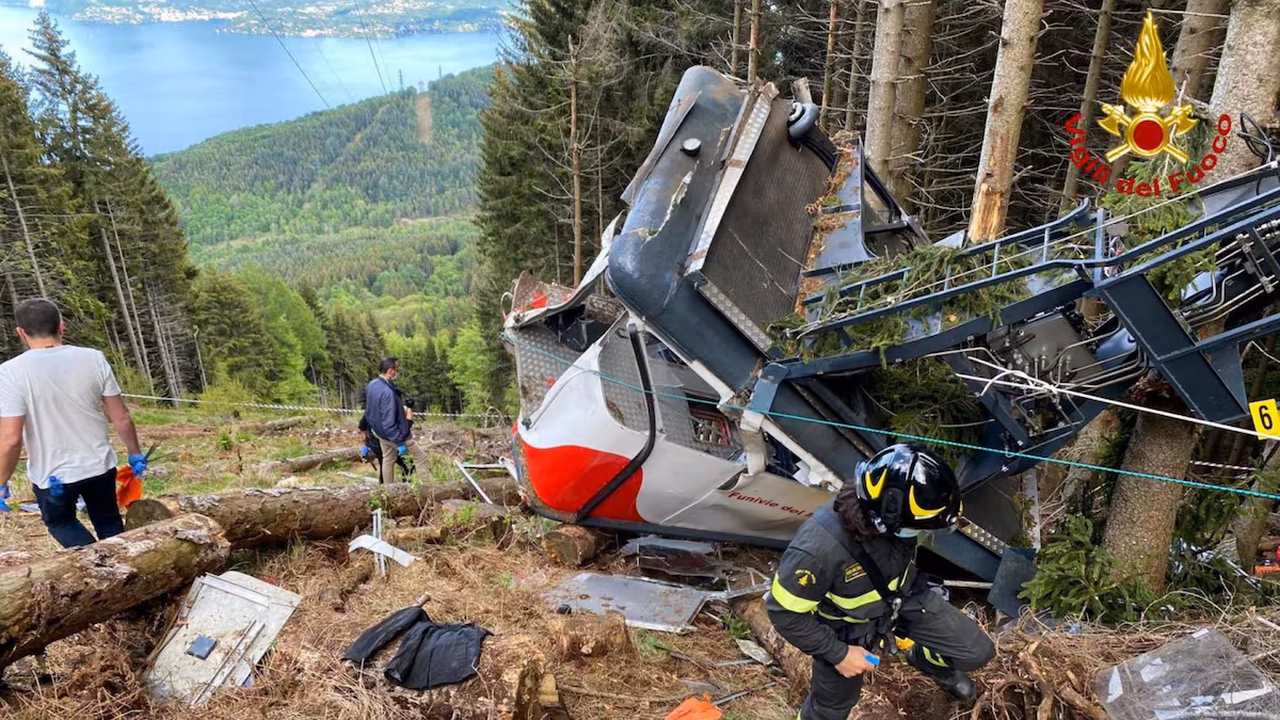 Mulher morre ao cair de penhasco após suas roupas ficarem presas em teleférico