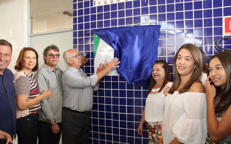 Prefeito inaugura quadra e dá nome de Carlos Eduardo Cavalcante, ícone do esporte arapiraquense